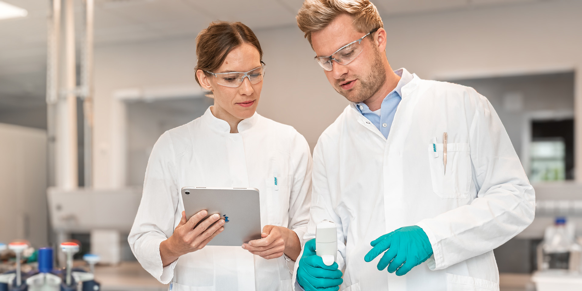 Labormitarbeiter beim evaluieren von Prüfergebnissen