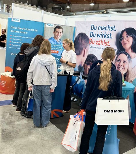 Besucher am Firmenstand von AMW auf der Ausbildungsmesse