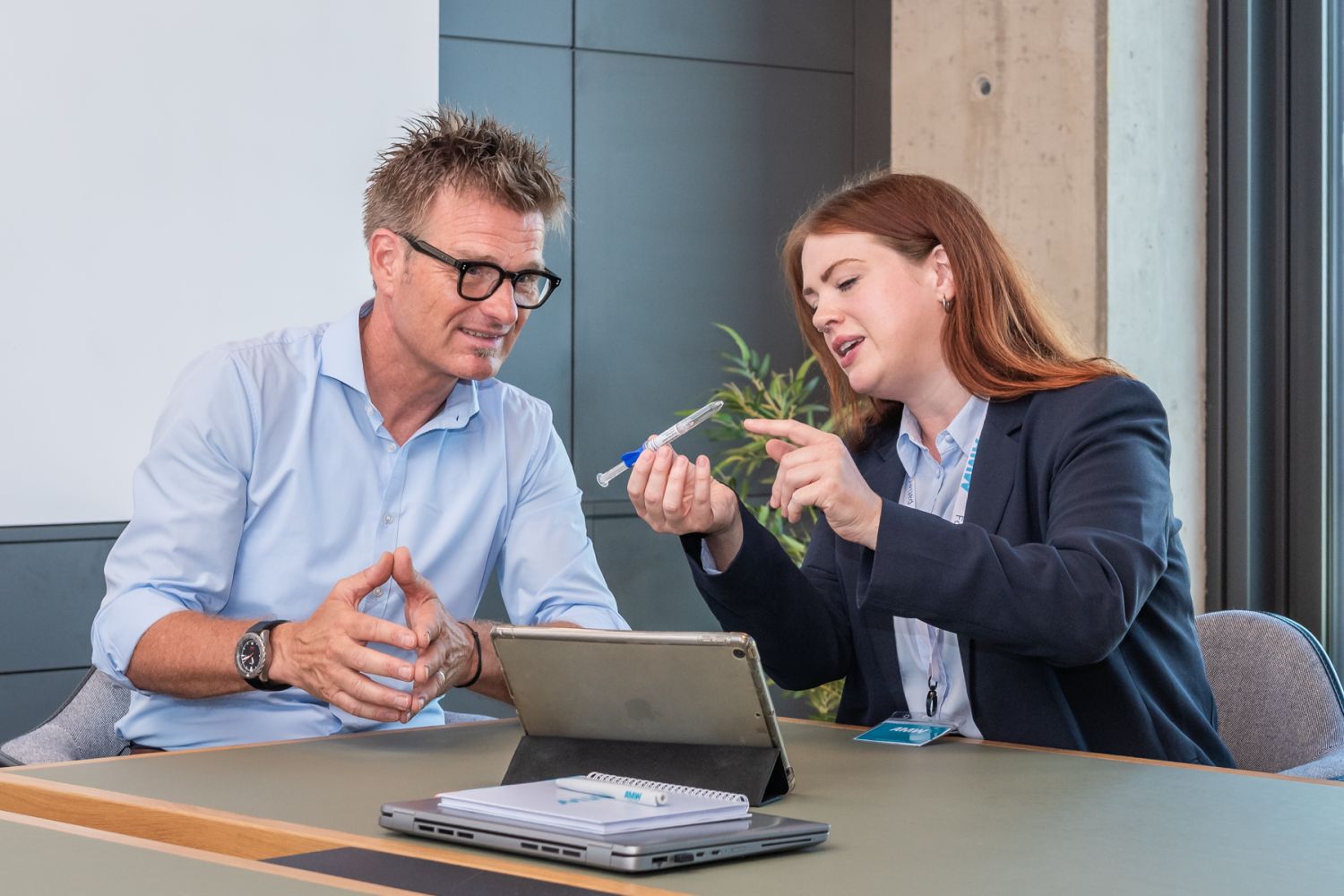 Mitarbiterin von AMW im Gespräch mit Geschäftspartner