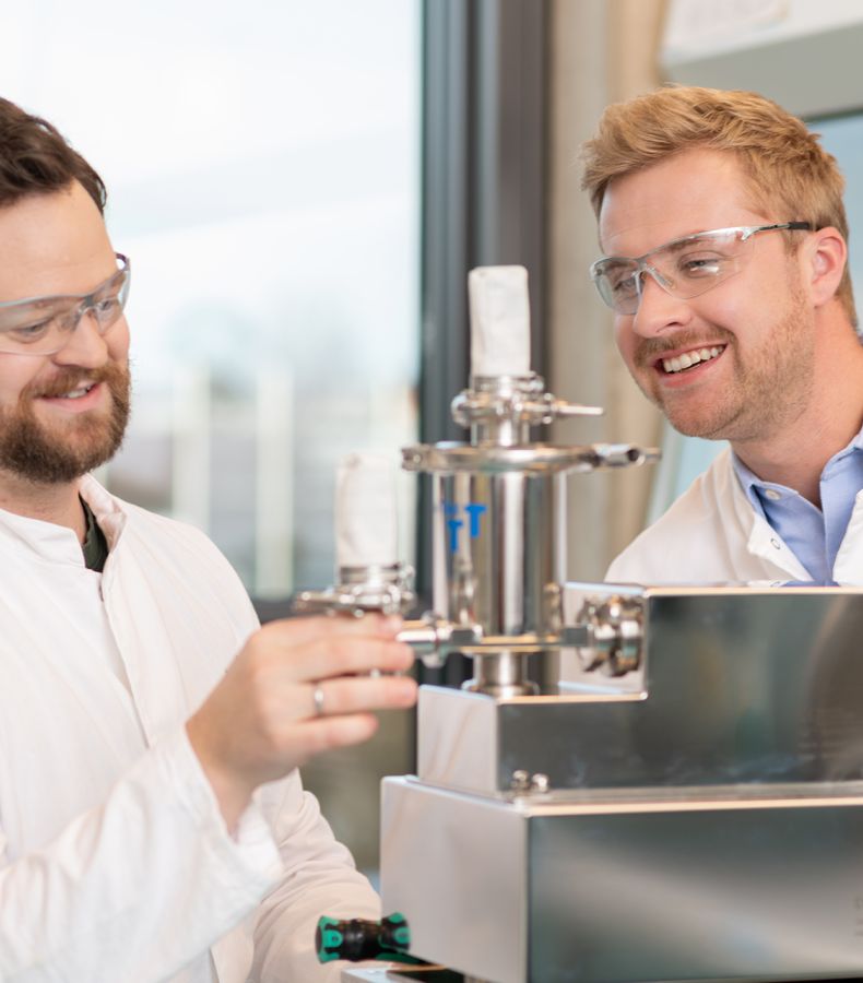 Labormitarbeiter bei Versuchen im Testlabor