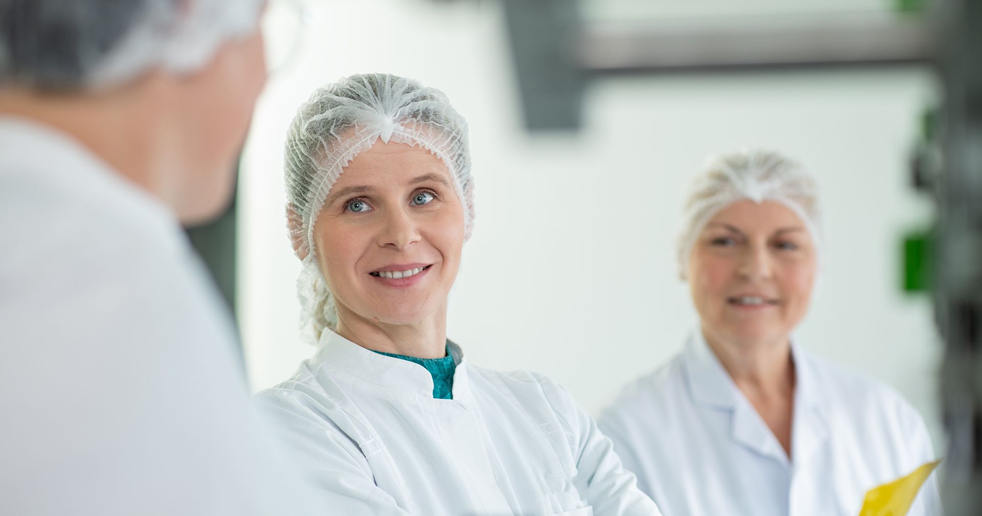 Labormitarbeiter im Gespräch