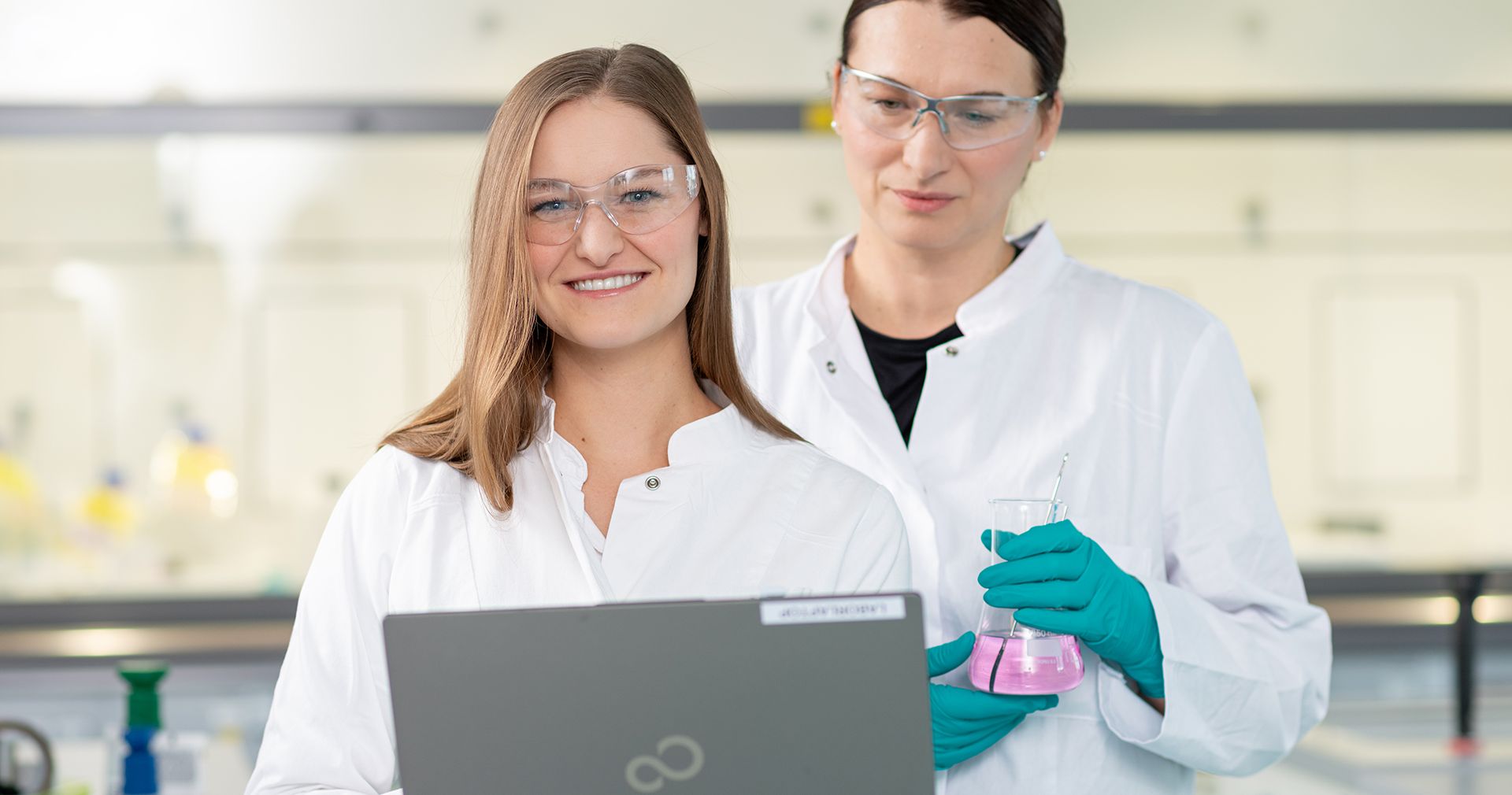 Labormitarbeiterinnen beim Überprüfen von Testergebnissen
