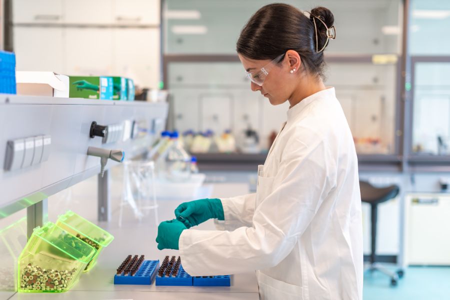 Labormitarbeiterin bei der Qualitätskontrolle