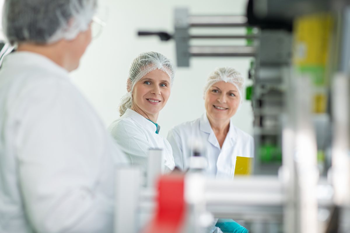 Labormitarbeiter im gemeinsamen Gespräch