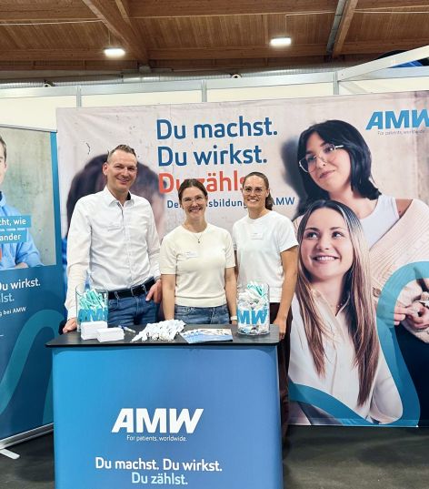 Auszubildende von AMW am Firmenstand auf Ausbildungsmesse