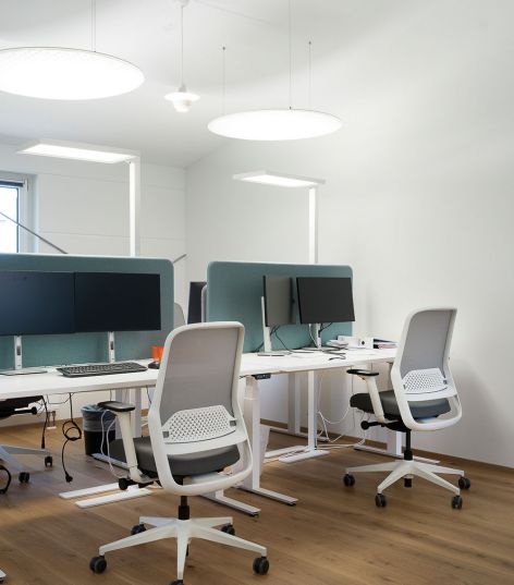 Workstation in AMW's modern office space in Warngau