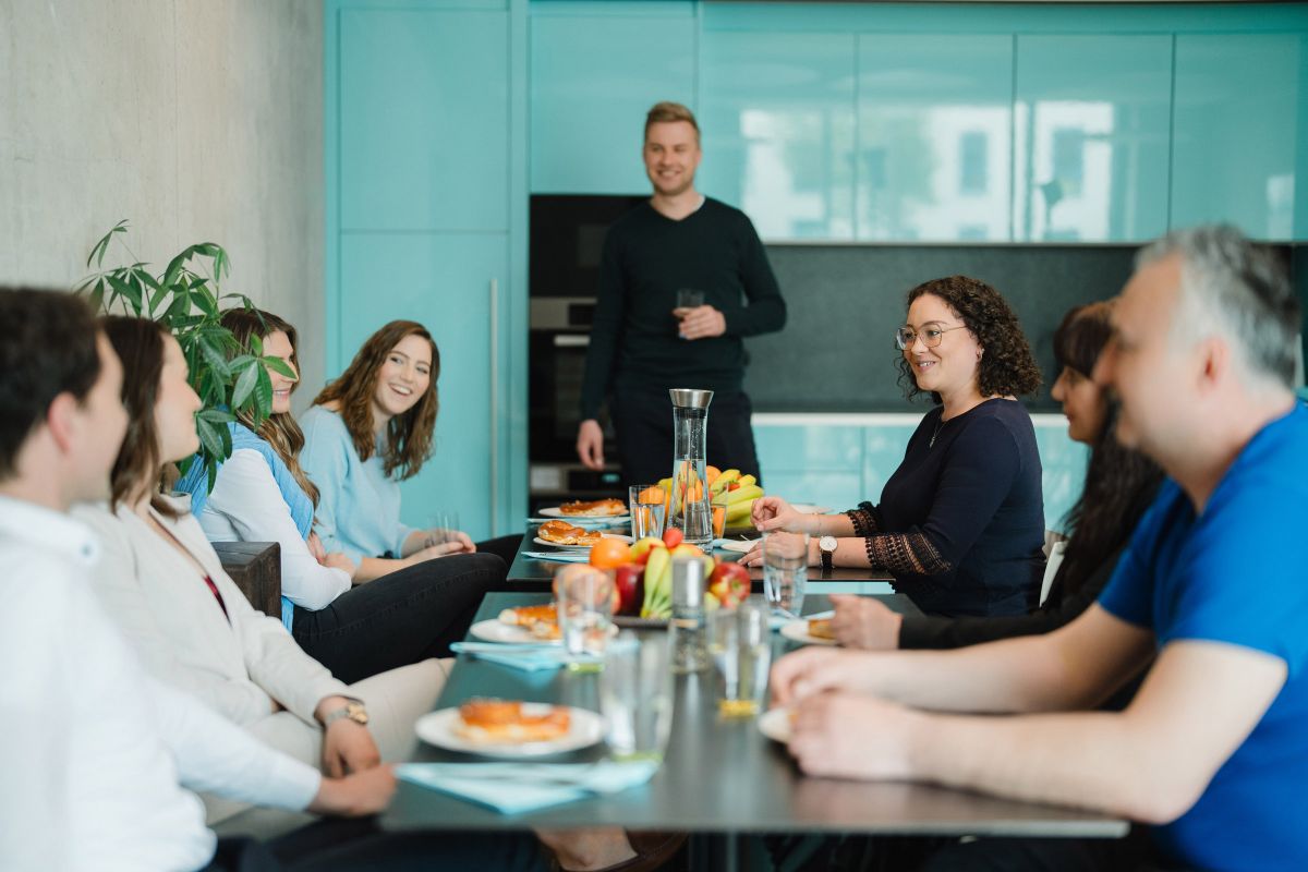 Meeting von AMW Mitarbeitern in modernem Konferenzraum