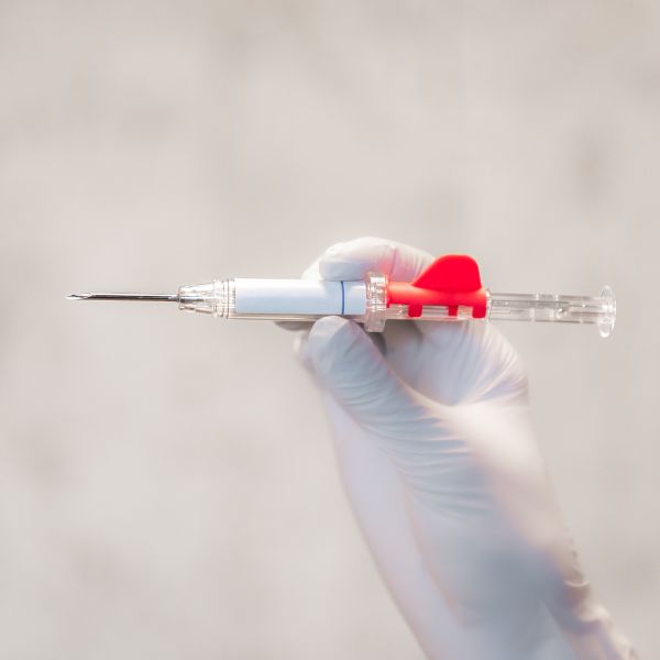 Application syringe for implant
