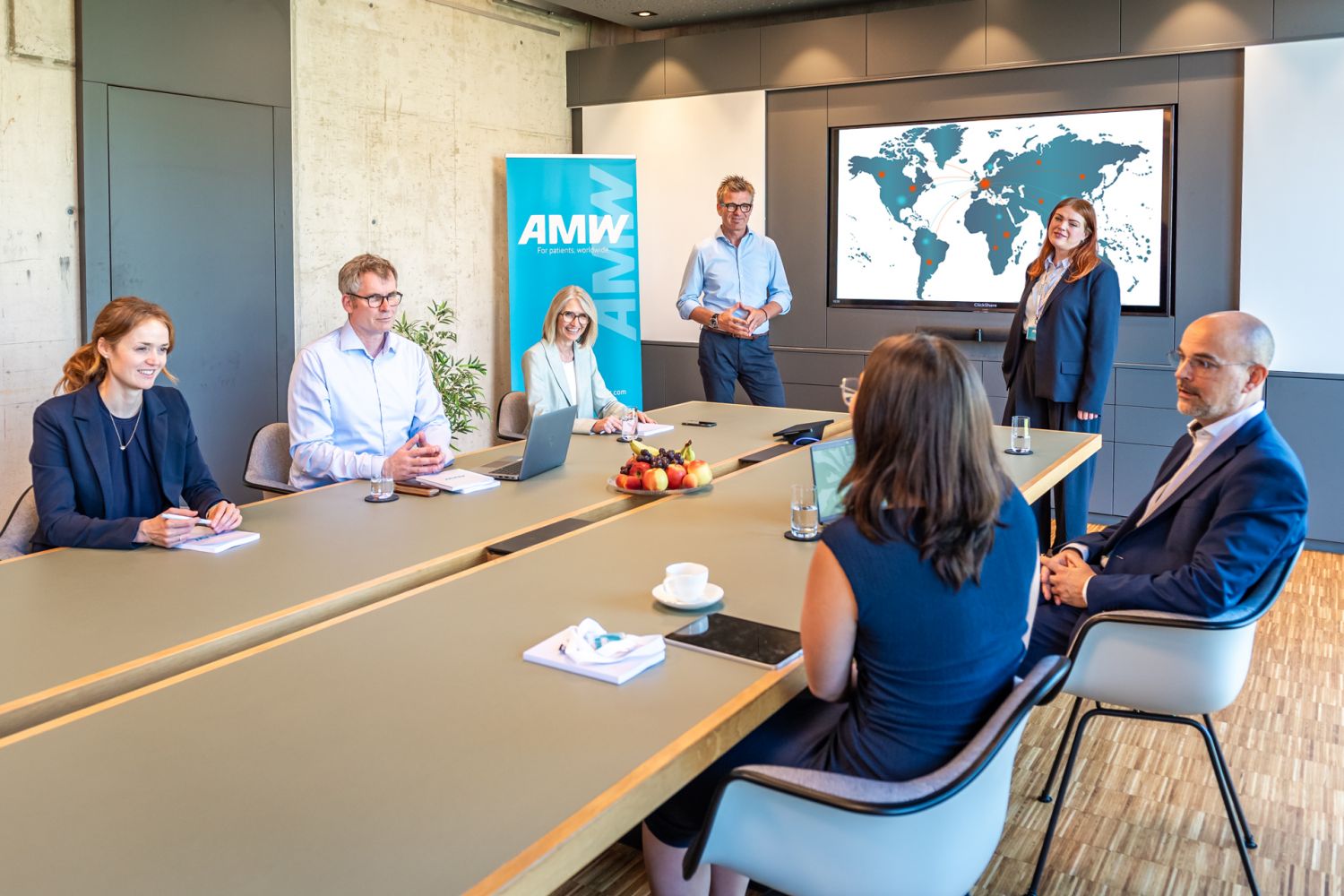 Mitarbeiter von AMW bei Besprechung im Konferenzraum